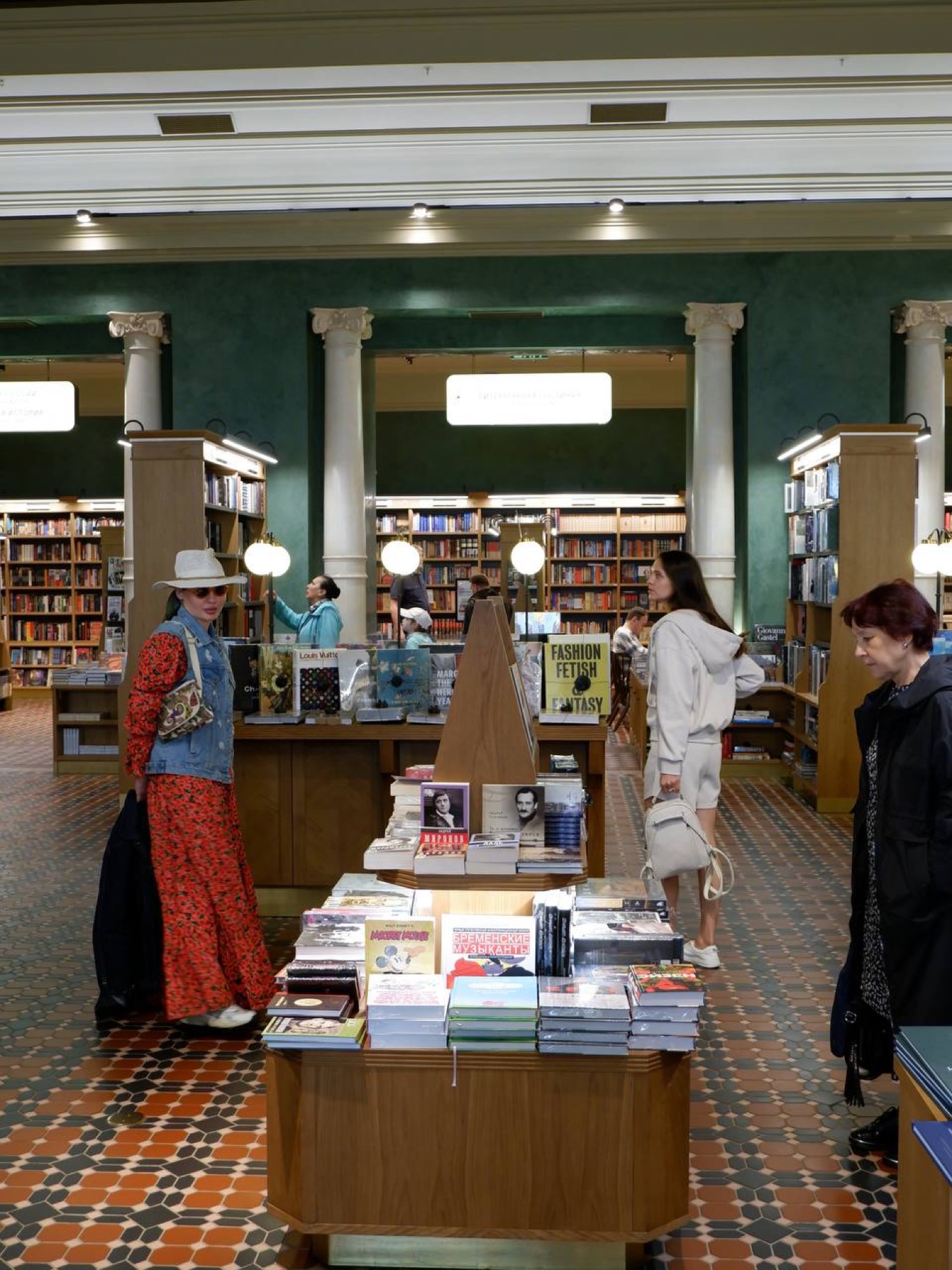 Книжное пространство с колоннами и участниками маршрута